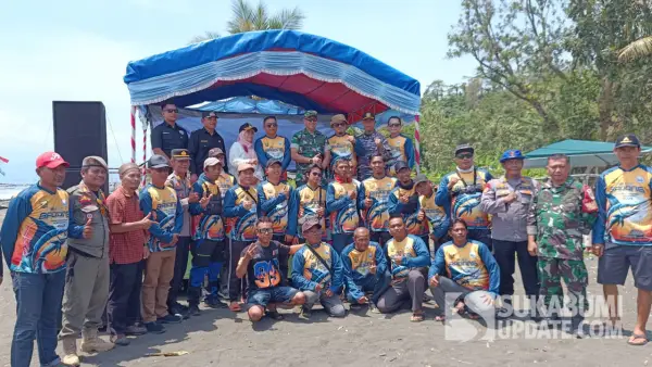 Wakil Bupati Sukabumi, Andreas, saat membuka acara Badong Fishing Cup di Pantai Sangrawayang, Kecamatan Simpenan, Sabtu (13/9/2025) | Foto : Ilyas Supendi