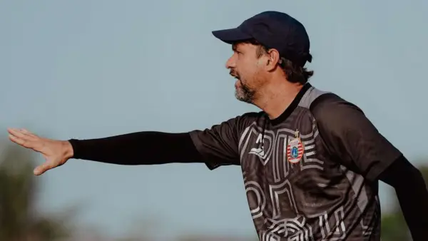 Mauricio Souza, pelatih Persija Jakarta tengah memberikan intruksi pada anak asuhnya saat melakukan program latihan. (Sumber: Instagram/@persija)