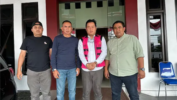 Kejari Kota Sukabumi tangkap buronan Kepala Cabang Bank BRI, Rihandani atas dugaan kasus korupsi penulasan kredit. (Sumber : Istimewa.).