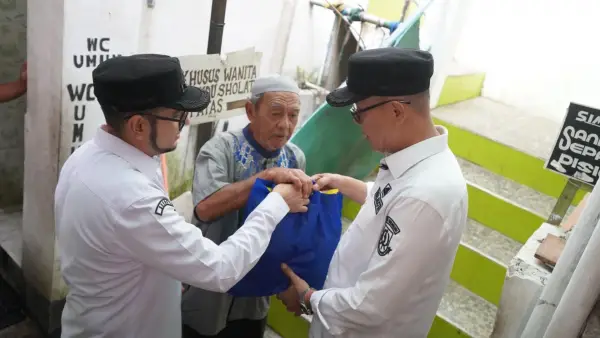 Wali Kota Sukabumi Ayep Zaki dan Wakil Wali Kota Bobby Maulana saat menyerahkan bantuan kepada warga rentan dalam Program Ayeuna Waktuna Berbagi Berkah. (Sumber Foto: Dokpim Pemkot Sukabumi)