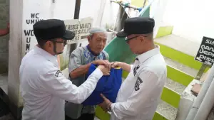 Wali Kota Sukabumi Ayep Zaki dan Wakil Wali Kota Bobby Maulana saat menyerahkan bantuan kepada warga rentan dalam Program Ayeuna Waktuna Berbagi Berkah. (Sumber Foto: Dokpim Pemkot Sukabumi)