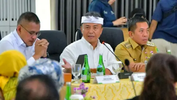 Sekda Jabar Herman Suryatman saat menerima kunjungan kerja DPR RI ke PT Pupuk Kujang. (Sumber Foto: Biro Adpim Jabar)