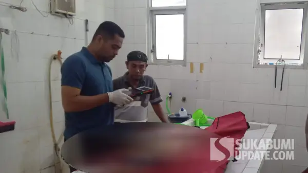 Proses identifikasi mayat pria tanpa identitas di RSUD Pelabuhanratu Sukabumi (Sumber: Dok Balawista)