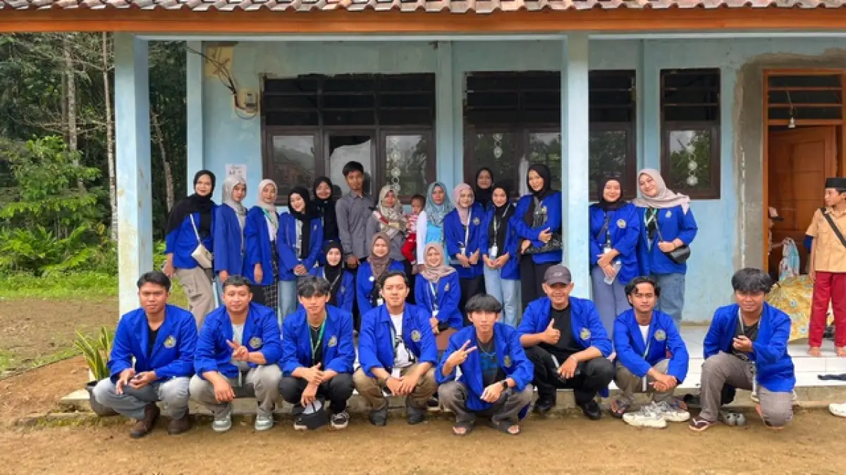 Mahasiswa KKN UMMI melaksanakan kegiatan Dual Sign Project di Desa Sirnamekar.