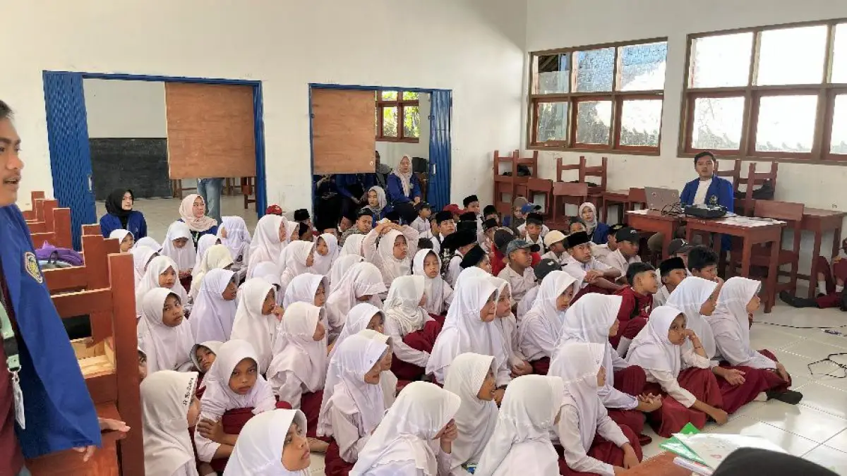 Sosialisasi stop bullying bersama murid.