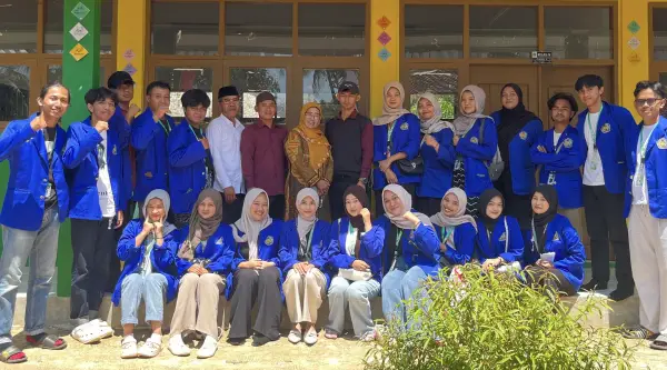 Mahasiswa KKN UMMI melaksanakan kegiatan Dual Sign Project di Desa Sirnamekar. (Sumber Foto: Dok. KKN UMMI)