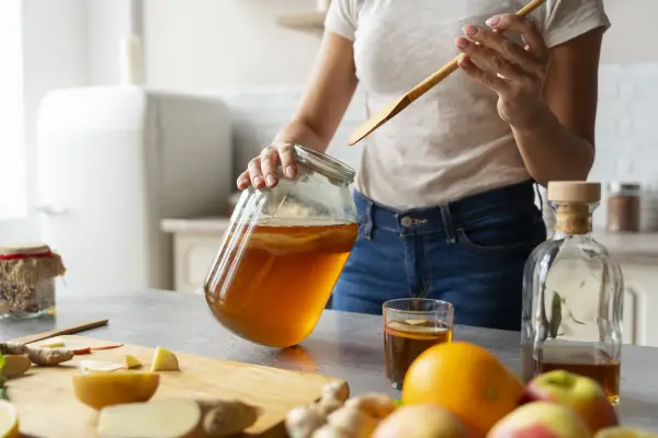Ilustrasi membuat Teh Kombucha (Sumber : Freepik)