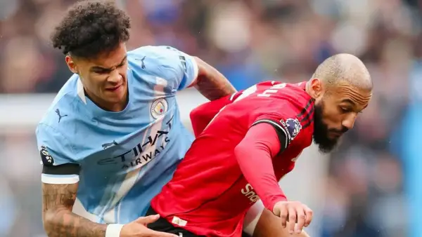 Noussair Mazraoui (Kiri) dan RIco Lewis (kanan) saling berebut bola saat pertandingan derby Manchester. (Sumber: instagram/@manchesterunited)