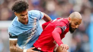 Noussair Mazraoui (Kiri) dan RIco Lewis (kanan) saling berebut bola saat pertandingan derby Manchester. (Sumber: instagram/@manchesterunited)