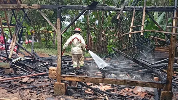 Potret kondisi rumah salah satu warga di Surade Kabupaten Sukabumi yang dilalap si jago merah pada Senin (15/09/2025). (Sumber : Dok P2BK Surade).