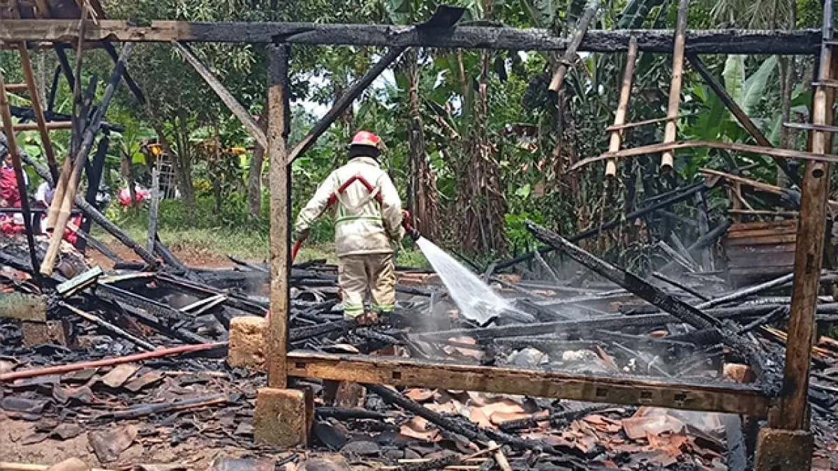 Diduga Korsleting Listrik, Kebakaran Hanguskan Satu Rumah di Surade Sukabumi