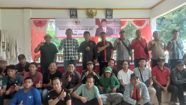 Anggota DPRD Kabupaten Sukabumi, Anang Janur, melaksanakan reses ketiga tahun 2025 di aula kantor Desa Purwasedar (Sumber: dok dprd)