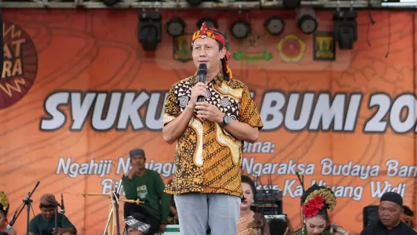 Anggota Komisi IV DPR RI Fraksi PKS drh Slamet menghadiri Syukuran Bumi di Desa Pasirpanjang, Kecamatan Ciracap, Kabupaten Sukabumi, Minggu (14/9/2025). | Foto: Tim drh Slamet