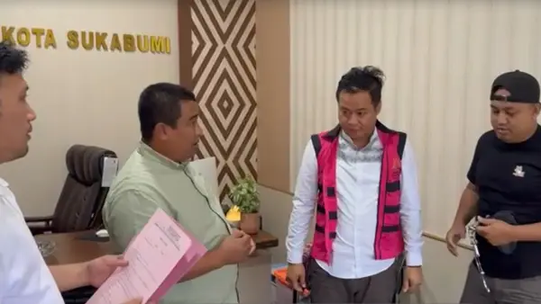 Kejaksaan Negeri (Kejari) Kota Sukabumi akhirnya berhasil menangkap Kepala Unit Cabang BRI Sukabumi Utara, Rihandani, yang terseret kasus dugaan korupsi pengelolaan pelunasan kredit. (Sumber : dok kejari kota)