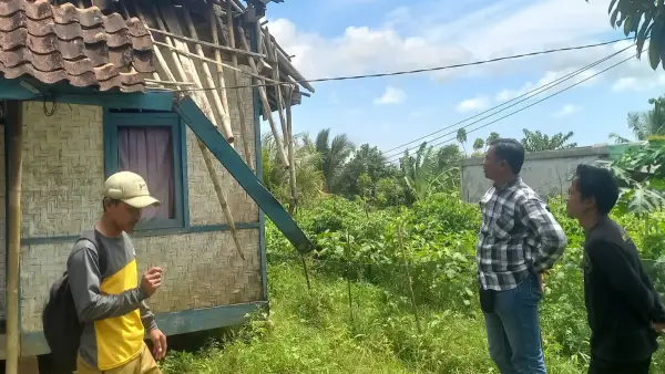 Pemdes dan warga Purwasedar Ciracap Sukabumi akan gotong royong perbaikan rumah terancam roboh (Sumber: dok pemdes)