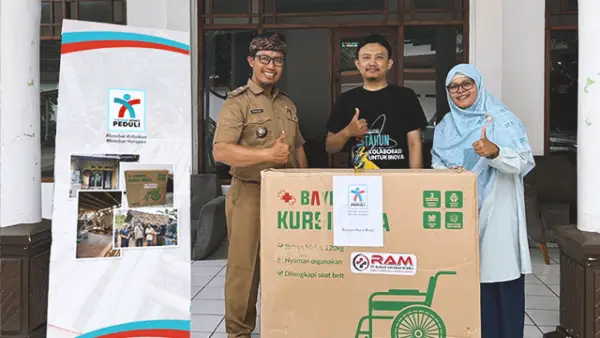 Serah terima bantuan Kursi Roda dari Yayasan Sukabumi Update Peduli kepada Pemdes Bojonggenteng, Senin (15/09/2025) (Sumber : Sukabumiupdate.com).