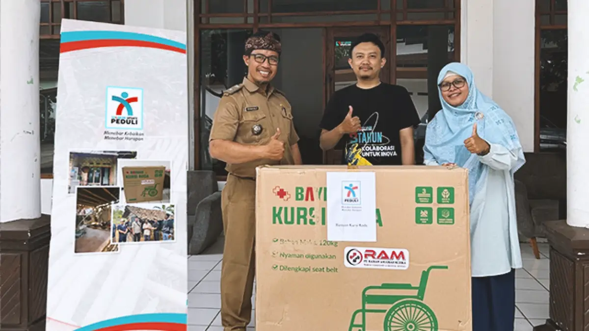 Yayasan Sukabumi Update Peduli Salurkan Bantuan Kursi Roda untuk Warga Bojonggenteng