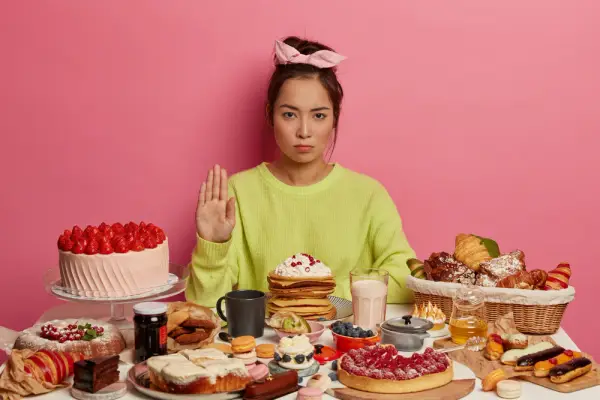 Ilustrasi jenis makanan yang sebaiknya dihindari untuk menjaga kesehatan hati (Sumber: Freepik/@wayhomestudio)