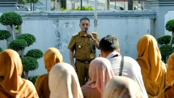 Wakil Gubernur Jawa Barat Erwan Setiawan saat memimpin apel pagi DPMD Jabar, Senin (15/9/2025). (Sumber Foto: Biro Adpim Jabar)