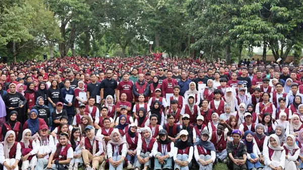 Rektor Nusa Putra University Dr. Kurniawan berfoto bersama ribuan mahasiswa baru di penutupan MABIM 2025. (Sumber : Dok. NPU)