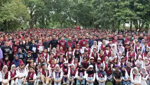 Rektor Nusa Putra University Dr. Kurniawan berfoto bersama ribuan mahasiswa baru di penutupan MABIM 2025. (Sumber : Dok. NPU)