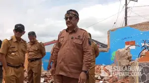 Bupati Sukabumi Asep Japar saat meninjau bangunan ambruk di SMPN 1 Cimanggu. (Sumber Foto: SU/Ragil Gilang)