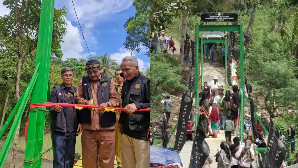 Bupati Sukabumi Asep Japar didampingi Plt Kadisperkim Herdiawan Waryadi serta dari pihak Yayasan Jampang Peduli (Jampe) saat meresmikan jembatan gantung Leuwi Sintok. (Sumber : Diskominfosan Kab. Sukabumi)