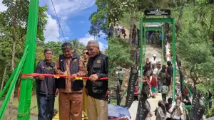 Bupati Sukabumi Asep Japar didampingi Plt Kadisperkim Herdiawan Waryadi serta dari pihak Yayasan Jampang Peduli (Jampe) saat meresmikan jembatan gantung Leuwi Sintok. (Sumber : Diskominfosan Kab. Sukabumi)