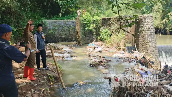 Ketua Komisi 1 DPRD Kabupaten Sukabumi, Iwan Ridwan saat meninjau lokasi Bendungan jebol di Kecamatan Nagrak, Kabupaten Sukabumi, Seini (15/9/2025) (Sumber: SU/Ibnu Sanubari)