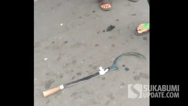 Sajam jenis corbek yang diduga digunakan para pelajar dalam aksi tawuran di Jalan Otista Kota Sukabumi, Senin (15/9/2025) siang. (Sumber Foto: Istimewa)