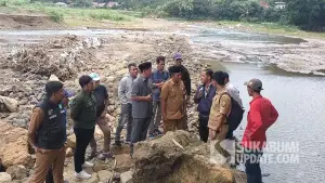 Anggota DPRD KAbupaten Sukabumi, Junajah Jajah saat meninjau lokasi irigasi yang hancur akibat bencana di desa Loji, Kecamatan Simpenan, Kabupaten Sukabumi. Senin (15/9/2025) (Sumber: SU/Ilyas Supendi)
