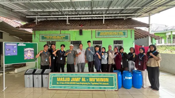 KKN Kelompok 38 Universitas Muhammadiyah Sukabumi (UMMI) melaksanakan program Revitalisasi Fasilitas Desa di Dusun Jalan Baru, Desa Bangbayang, Tegalbuleud, Kabupaten Sukabumi | Foto : Dok. KKN Kelompok 38