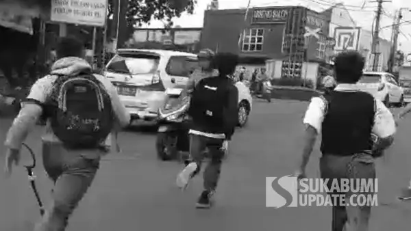 Tangkapan layar dalam keributan yang terjadi saat tawuran pelajar di Kota Sukabumi (Sumber: tangkapan layar)