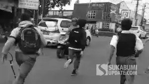 Tangkapan layar dalam keributan yang terjadi saat tawuran pelajar di Kota Sukabumi (Sumber: Dok Warga)