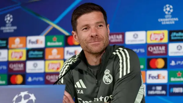 Pelatih Real Madrid, Xabi Alonso tengah melakukan konferensi pers sebelum pertandingan pekan pertama Liga Champions (Sumber : Web/realmadrid.com)
