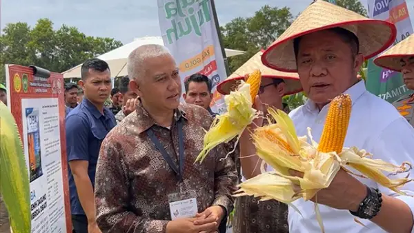 Direktur Utama PT Doa Bangsa Agrobisnis Hikmat Taufik, (Kiri) dan Gubernur Sumatera Selatan, Herman Deru (kanan) saat di GPTPN Ke-X 2025. (Sumber : Dok Doa Bangsa Agrobisnis).
