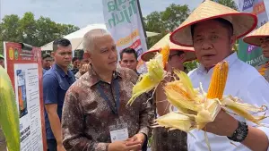 Direktur Utama PT Doa Bangsa Agrobisnis Hikmat Taufik, (Kiri) dan Gubernur Sumatera Selatan, Herman Deru (kanan) saat di GPTPN Ke-X 2025. (Sumber : Dok Doa Bangsa Agrobisnis).