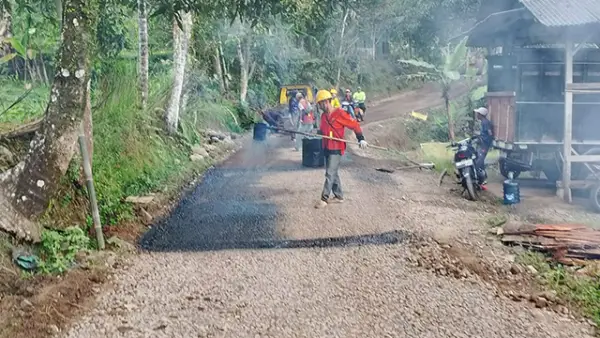 Progres pengerjaan ruas jalan Sagaranten-Pasirbandung oleh Dinas Pekerjaan Umum Kabupaten Sukabumi. (Sumber : Dok UPTD PU Sagaranten.).