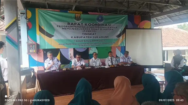 Disdukcapil Kabupaten Sukabumi saatRakor Program Peningkatan Peranan Wanita Menuju Keluarga Sehat Sejahtera di P2WKSS Desa Gunungguruh. (Sumber : Dok Disdukcakpil)