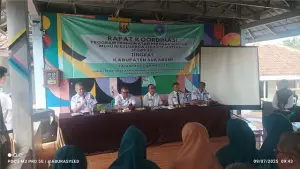 Disdukcapil Kabupaten Sukabumi saatRakor Program Peningkatan Peranan Wanita Menuju Keluarga Sehat Sejahtera di P2WKSS Desa Gunungguruh. (Sumber : Dok Disdukcakpil)