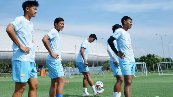 Para pemain Persib Bandung tengah melaksanakan latihan untuk mempersiapkan pertandingan menghadapi Lion City Sailors, Kamis besok. (Sumber: Instagram/@persib)