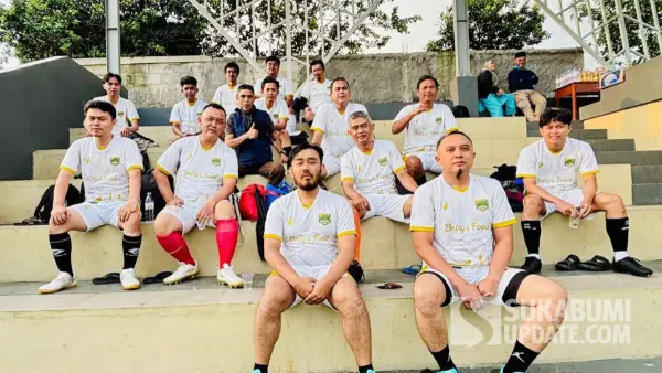 Jajaran DKUKM Kabupaten Sukabumi sebelum menggelar pertandingan bola persahabatan . jumat (12/9/2025). (Sumber: Dok: DKUKM)
