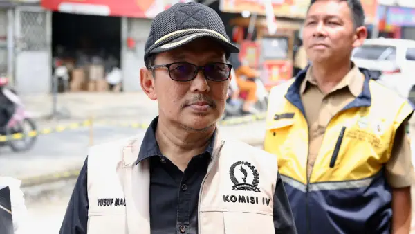 Anggota Komisi IV DPRD Jawa Barat Yusuf Maulana atau Haji Aka meninjau progres rekonstruksi ruas jalan provinsi yang berlokasi di Jalan Perjuangan, Kota Bekasi, Selasa (16/9/2025). | Foto: Istimewa