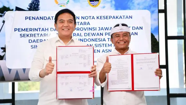 Sekda Jabar Herman Suryatman dan Sekretaris Jenderal DPD RI Mohammad Iqbal saat menunjukkan nota kesepakatan. (Sumber Foto: Biro Adpim Jabar)