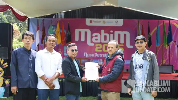 Penyerahan SK IKA Alumni NPU oleh Rektor (Kurniawan/kanan) kepada Sekretaris Ika Alumni (Aminudin/kiri). (Sumber: Dok : NPU)