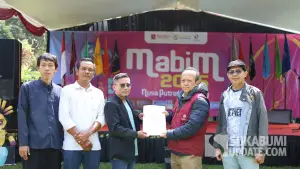 Penyerahan SK IKA Alumni NPU oleh Rektor (Kurniawan/kanan) kepada Sekretaris Ika Alumni (Aminudin/kiri). (Sumber: Dok : NPU)