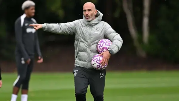 Pelatih Chelsea, Enzo Maresca memimpin latihan tim untuk menghadapi Bayern Munich di Aliianz Arena.(Sumber: Web/chelseafc.com)