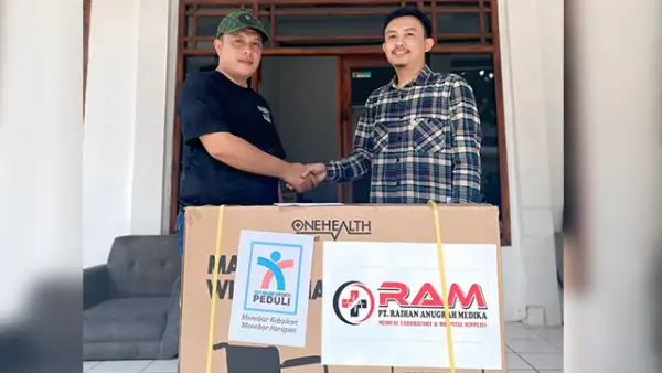 Penyerahan bantuan kursi roda dari Yayasan Sukabumi Update Peduli kepada Desa Sukajaya, Rabu (17/09/2025) (Sumber : Sukabumiupdate.com).
