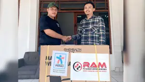 Penyerahan bantuan kursi roda dari Yayasan Sukabumi Update Peduli kepada Desa Sukajaya, Rabu (17/09/2025) (Sumber : Sukabumiupdate.com).