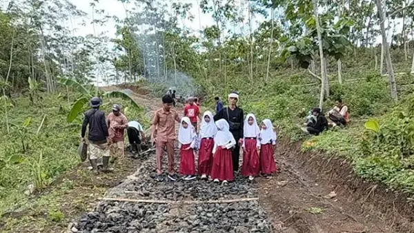 Pengaspalan jalan Desa Kampung Caringin - Pasirpacet, Kecamatan Tegalbuleud, Kabupaten Sukabumi. (Sumber : Dok Desa Sumberjaya).
